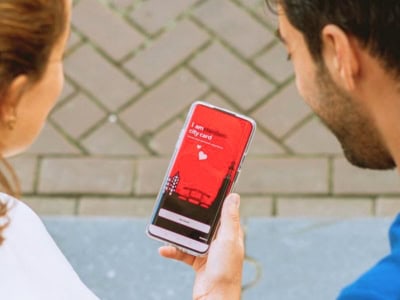Two travelers looking at the I Amsterdam Card App.