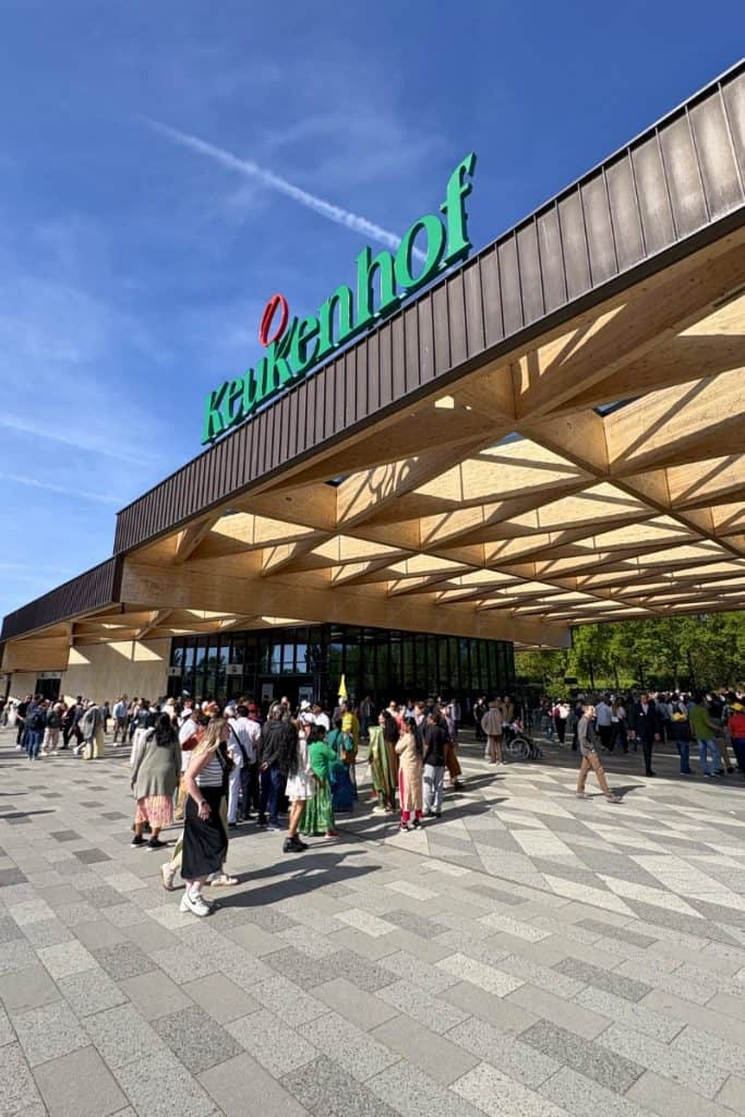 Entrance at Keukenhof with crowds.
