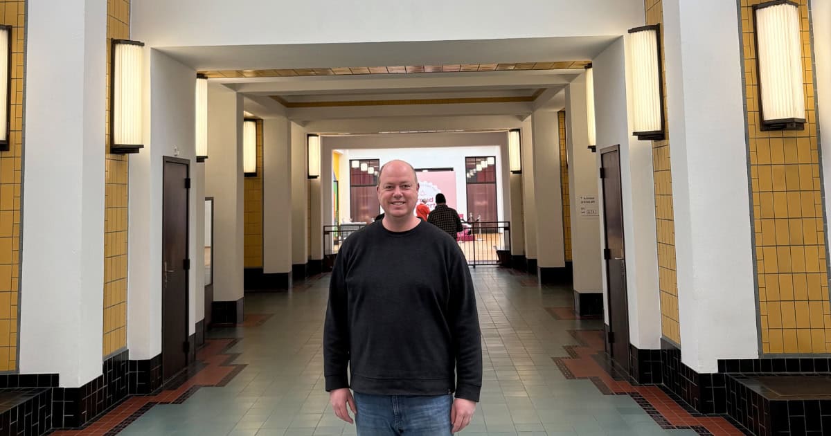 Me standing at the entrance of the art deco kunstmuseum in The Hague.