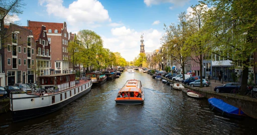 Take a free canal tour on the Unesco Amsterdam canals with the I Amsterdam Card.