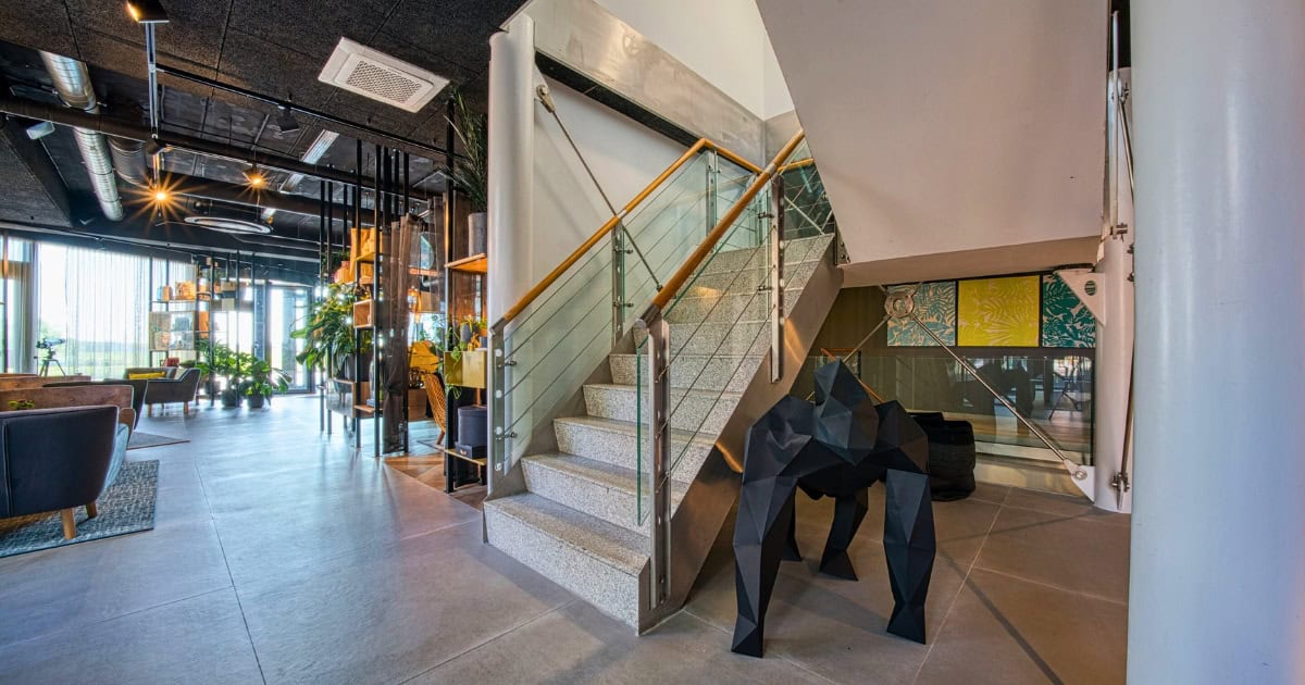 Lobby of the Vienna House Easy by Wyndham Amsterdam Airport in Hoofddorp, with its faceted black gorilla sculpture.